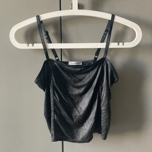 Fint Linne - Linne i lös modell, slutar strax ovanför naveln. Coolt tyg👍🏻