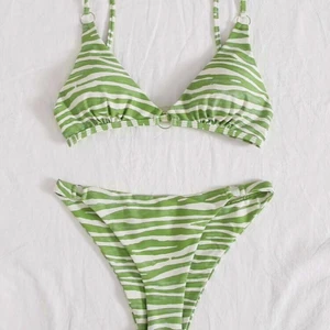 Grön zebra bikini - Säljer min fina zebra bikini på grund av dubbel beställning. Bikinin är därmed helt oanvänd och inte heller testad. Materialet och passformen är väldigt bra. Skriv för fler bilder eller om du har några frågor. Frakt tillkommer. 