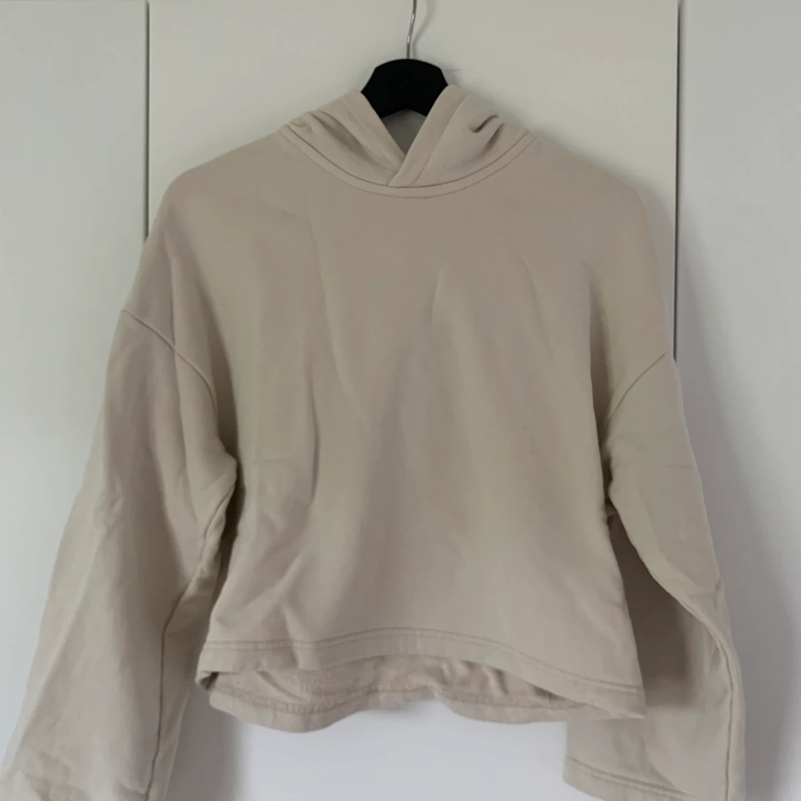 Beige croppad hoodie