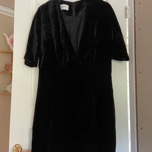 ByMalina Hedda minidress - Svart sammetsklänning storlek L, liten i storlek men fantastisk passform. Ej använd. Kommer i originalkartong.