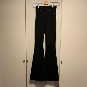 Dr. Denim ”macy” bootcut jeans XS - Helt nya med lappar, köpte ett par extra ifall mina skulle gå sönder då jag älskar dessa jeansen super mycket men har tyvärr gått upp en storlek så hann aldrig använda dessa!