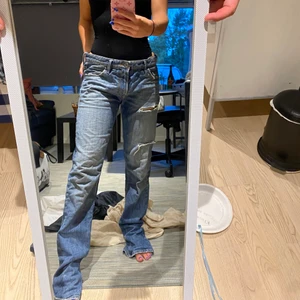 Lågmidjade jeans - Lågmidjade vintage jeans !! Storleken står ej men skulle säga att de är 38/40, jag som har på mig dem är en 36:a💕💕längden på mig är 1,60 och som de syns är de väldigt långa så skulle säga att de passar upp till 175 ish❤️
