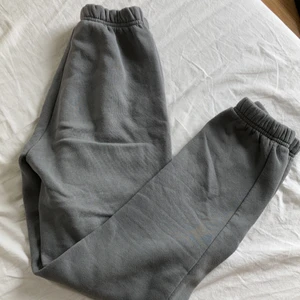 Mjukis byxor  - Ett par mjukis byxor från ginatricot! Köptes för ca ett år sedan! Bara använda få gånger! Storlek xxs! Köptes för 249kr och säljer för 120kr + 48 kr frakt! Säg till om ni har frågor eller vill ha fler bilder! Går att buda!!