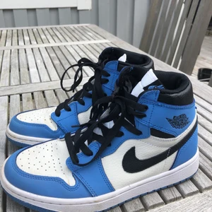 Jordan 1 - (Intressekoll) på dessa skor som jag köpte utomlands💙Säljer då de inte kommer till användning, använda cirka 5 gånger och i väldigt fint skick👍🏼Storlek 38! Skriv i chatten eller privat om ni har några frågor eller fler bilder⚡️Buda från 500kr!! FRAKTEN är 66kr (spårbart)