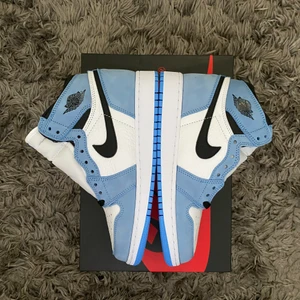 Jordan 1 university blue, strl. 38, DS - Jordan 1 university blue, DS (oanvända/ nya), strl. 38, us 5,5. Om ni har frågor eller bud (rimliga) är det bara att höra vad er. (: