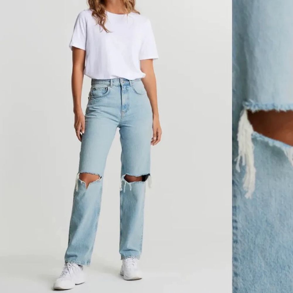 Säljer dessa trendiga 90s jeans som är endast använd vid ett tillfälle!🧡. Jeans & Byxor.