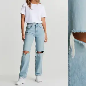 Säljer dessa trendiga 90s jeans som är endast använd vid ett tillfälle!🧡