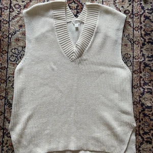Stickad väst - En supersnygg och mysig väst! Från H&M i väldigt bra skick. Storlek L. Passformen är ganska overzised