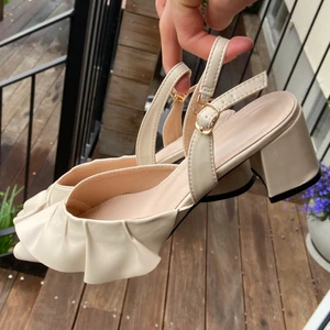 Beigea klackar - Säljer dessa super fina klackar som aldrig har använts utan är endast testade men passar inte. Köpta för 209kr och är i perfekt skick, helt slutsålda på Shein. 