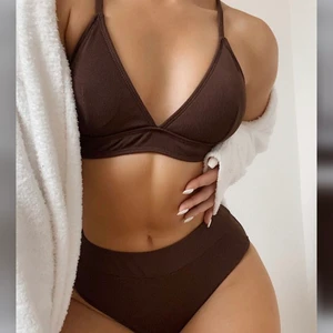 Brun bikini - Bikini underdel från shein. Aldrig använd! Köparen står för frakt💕