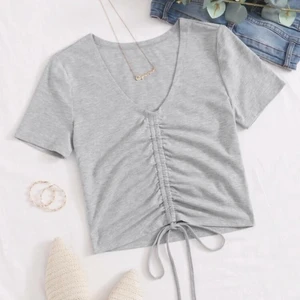 Grå t-shirt - En grå t-shirt ifrån shein, köpt förra sommaren och har aldrig använt. Den är i storlek S men passar även xs kan mötas upp i brunnsparken/stan. Säljer för 100kr, frakt inkluderad. GRATIS FRAKT!