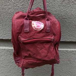 Fjällräven Röd Väska  - Väldigt använd fjällrävenväska, inköpt 2009. För dig som gillar den slitna looken! Nypris 700kr 