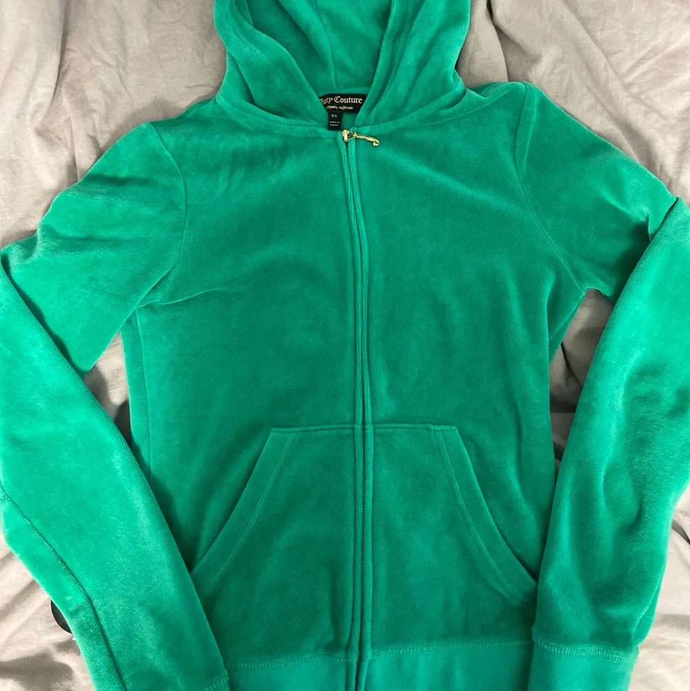 Trendig och snygg emeraldgrön Juicy Couture Ziphoodie i bra skick! Har dock två små fläckar på ena underarmen (bild 3) men ändå snygg och inget man tänker på enligt mig. Storlek XS men passar även S. Skriv för mer info!❤️. Tröjor & Koftor.