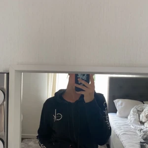 Calvin Klein Hoodie med dragkedja  - En Hoodie från Calvin Klein. Den är köpt i USA, den har inte kommit så mycket till användning så därför säljer jag den