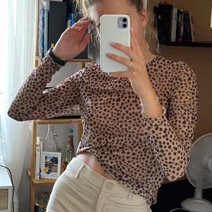 topp  - skitsnygg tajt topp som är av lite genomskinligt mesh-material!! storlek S men passar även andra storlekar beroende på önskad passform. fraktpris tillkommer <33