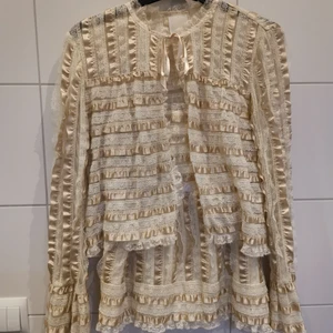 Vintage linne och jacka i beige/bronze  - Jättefint linne med jacka i färgen beige och Bronze. Vintage och i fint skick från Anna Sui. Osäker kring storlek men passar nog någon som klär i S och M💕