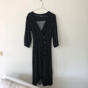 Monki - klänning  - Underbar prickig wrap klänning från Monki 🌻 använd enstaka gång. Storlek 32, skulle säga att den passar storlek xs och small  