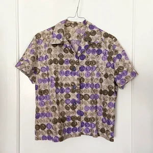 Skjorta - Mkt skön skjorta i tunt och luftigt material. Boxig och lite kortare (se sista bilden). Ingen lapp men jag uppskattar den till M/L. Köpt second hand!