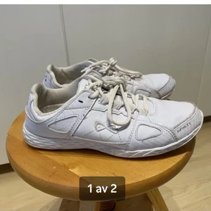 Cheerleading skor - Stl 37. Nfinity. Använda 1 säsong. Välvårdade. Nypris 1000kr. 