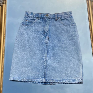 Vintage jeanskjol från 70-talet - Något längre vintage jeanskjol! Har en fin liten slits där bak och har jättefin passform! Storlek 36, kanske lite liten i storleken. Köp flera plagg och få paketpris! 🤩