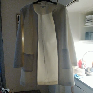 Jackor st 36 ST 38 L - Säljer tre stycken jackor dom är i bra skick inget fel på dom....