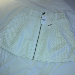 Vit läderkjol  - Ascool läderkjol i vitt helt oanvänd och har prislappen kvar. 180kr+frakt🤍