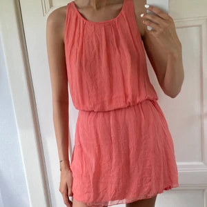 Persiko-rosa tyllklänning! - Persiko-rosa tyllklänning köpt från Chelsea.