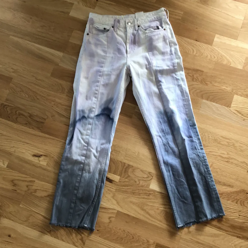 Måste tyvärr sälja dessa snygga jeans eftersom dem är för små. One of a kind, köpta second hand. Om flera är intresserade kan budgivning bli aktuell. Osäker på storlek men ca 36, ej stretchigt material. Köpare står för frakt.. Jeans & Byxor.