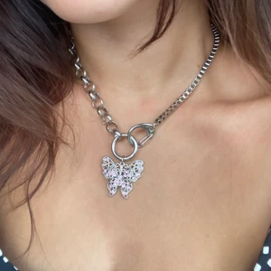 Halsband - Silvrigt kedje halsband💞 har en jätte söt fjäril med lite rosa ”diamanter”. Aldrig använt då det ej är min stil