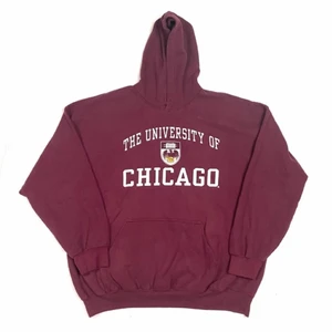 Vintage Chicago University Hoodie - Säljer en skit snygg vintage hoodie i storlek XL och passar skit snyggt oversized om man har storlek Medium eller small. Hoodien är i jätte bra skick. Skickar endast👍🏻 Ha en bra dag!
