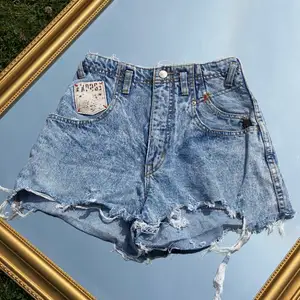 Vintage jeansshorts från beyond retro! De har så fin passform och är så ledsen över att de är för små för mig, så de letar nytt hem! Storlek XS-S. Köp flera plagg och få paketpris! 🤩