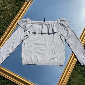 Off-shoulder stickad tröja med volang från hm! Bra skick. Storlek S. Köp flera plagg och få paketpris! 🤩