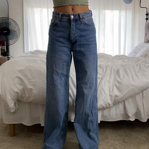 Blå jeans, hög midjan, använt några gånger, frakt ingår inte i priset, lite slitna. Ny pris 400