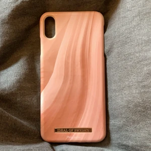 Ideal of sweden skal - Säljer detta ideal of sweden skal som är Therese Lindgrens kollektion. Passar till iPhone xs Max, använt fåtal gånger men har några skador som finns på bild 2 och 3. Nypris 399kr mitt pris 100kr. Köparen står för frakten💕