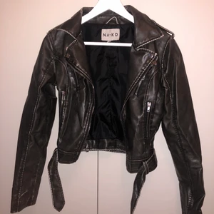 Skinnjacka från NA-KD - Grå skinnjacka som ska se ”använd ut” i skinnet, bland annat genom små färgstänkar och ljusare partier i skinnet. Gott skick! 