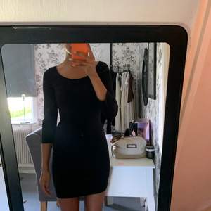 Simpel svart klänning
