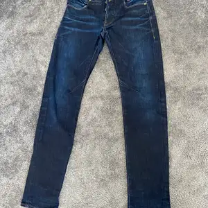 Blåa G star raw jeans i väldigt bra skick. Köpt för 1200kr i G stars egna butik 