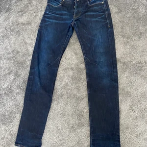 G Star jeans blåa - Blåa G star raw jeans i väldigt bra skick. Köpt för 1200kr i G stars egna butik 
