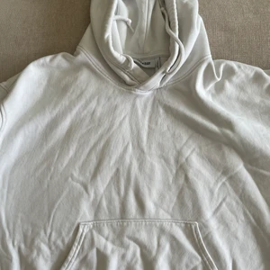 Weekday vit luvtröja storlek S - gott skick, liten fläck som visas på 3 bilden! Frakt: 20sek