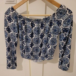 off shoulder topp - Fin off shoulder magtröjai storlek xs. Sitter väldigt fint på.  