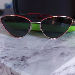 Superläckra Polaroid köpta på Synsam - Använda typ 2 ggr så helt repfria. Trendig design och skönt ljus som har både uva och uvb skydd. 