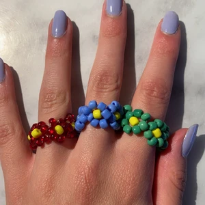 Ringar - Säljer trendiga ringar med mönster av blommor! Det går att välja mellan lite olika färger, om man vill ha strechig eller inte, hur stor den ska vara och vilka pärlor den ska bestå av! Kontakta om du är intresserad, för mer info! Pris: 13kr/st + frakt (frakten kan variera beroende på hur många man köper)