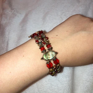 Gulligt rött armband  - Säljer detta röda gulliga armband. Den har många fina detaljer❤️🐚 för mer info/bilder bara dm:a mig:)