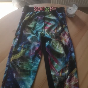 Soc storlek 38 - Lite sliten. Färgglad träningsbyxor 