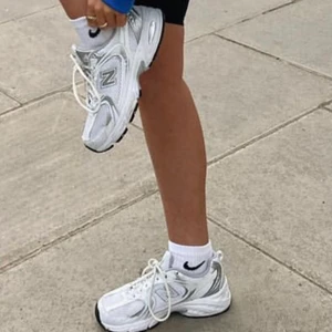 New balance 530  - Köpte två storlekar när new balance släppte några fler storlekar i denna modell. Så nu säljer jag det ena paret som är helt oanvända i storlek 38 🤍🤍 (outfitbild endast lånad!)