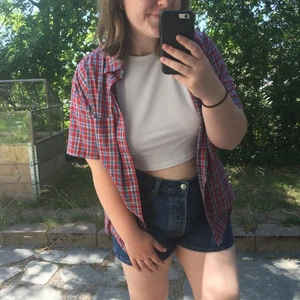 Kortärmad skjorta - Röd-, blå-, vitrutig skjorta med kort ärm. 💙 I fint skick. Märkt som en mäns M, sitter oversized på M och mindre. Jag bär ofta M i överdelar. ❤️ 