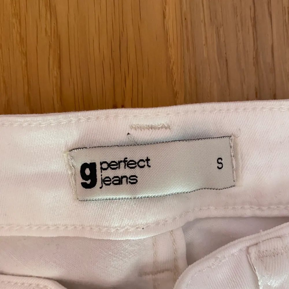  vita bootcut jeans från gina! säljer pga storleken och inte min stil 💕💕💕 som nya, använt väldigt lite. origennlt pris runt 300kr, säljer för 75kr!. Jeans & Byxor.