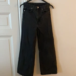 Vida jeans - WEEKDAY Ace High Wide Jeans - Vida jeans från Weekday i modellen ”Ace”. Bild 3 är bild på modellen av jeansen. Jag är 170 cm och på mig är de för korta, därför säljer jag de. Det är en bit kvar från jeansens slut till marken. Skriv för mått osv. Jeansen är använda ett flertal gånger men har inget tecken på användning! De är även nytvättade. Fraktkostnaden betalar köparen.  PS säljer samma modell av jeans i flera färger, kolla in min profil!!