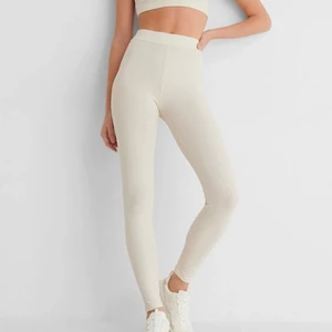 Ribbade tights från NA-KD  - Söta ribbade tights i strl 36 från NA-KD, använd sparsamt men är som nya💕💕 skriv för fleeer bilder 😛