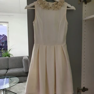 Festklänning / Studentklänning  - En vit klänning med krage. Elegant med bra kvalité. Det vill säga icke genomskinlig, tjock tyg. Vet ej om den orginala kostnaden. Kontakta för mer info. 